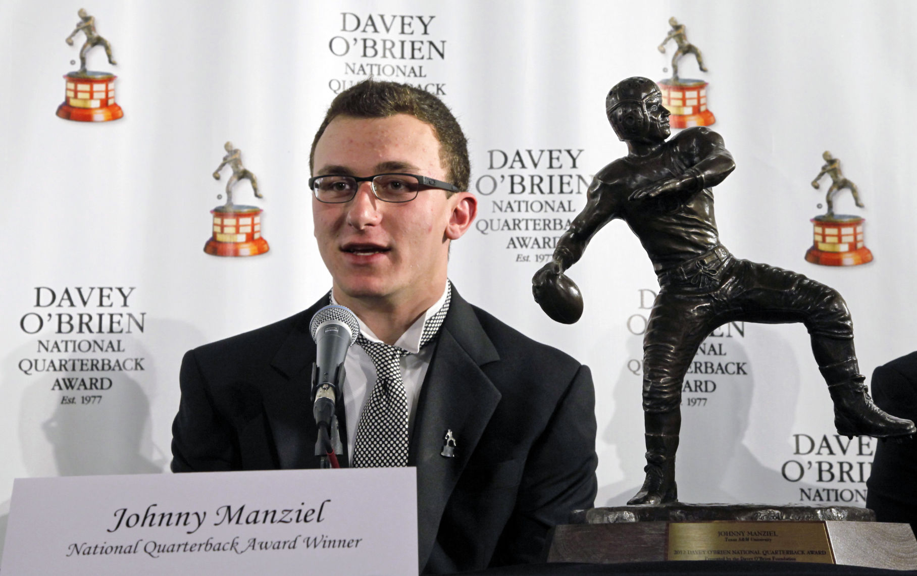 Johnny Manziel accepts O'Brien Award, shrugs off scrutiny